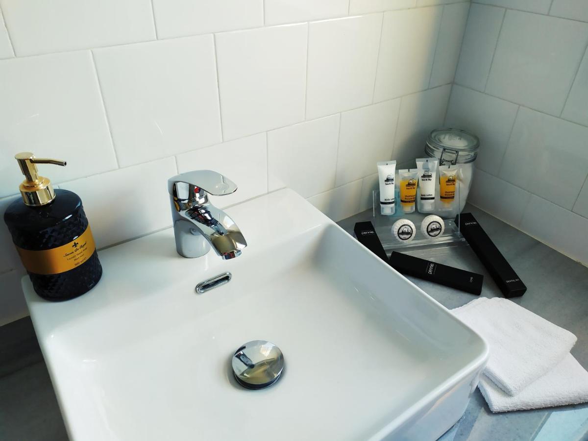 21 Suites Deluxe Stay Near The Airport Markópoulon Exteriör bild