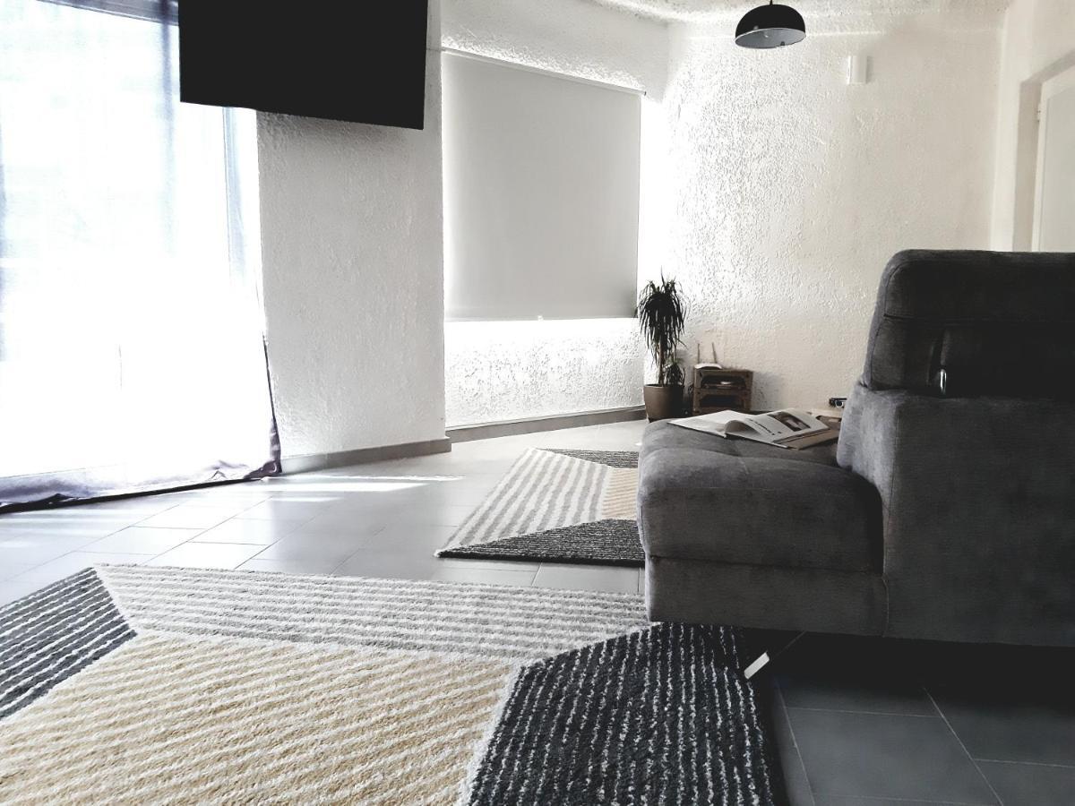 21 Suites Deluxe Stay Near The Airport Markópoulon Exteriör bild